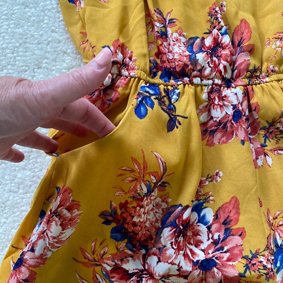 As U Wish Classy Yellow Floral Higher Neck Sleeveless Mini Romper Keyhole detail - Picture 6 of 9